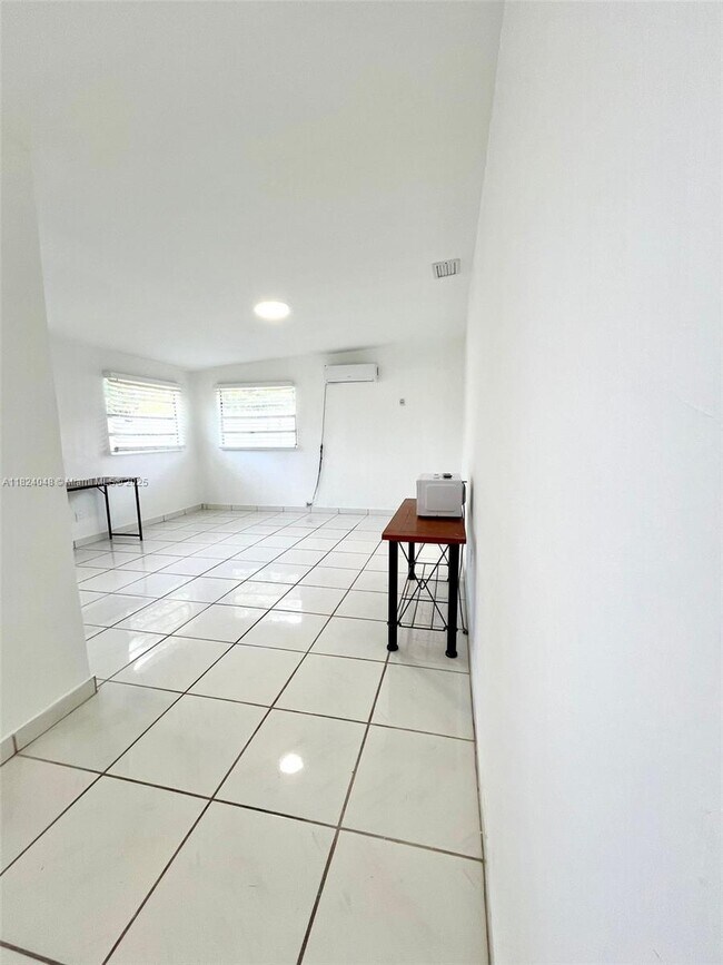 Foto del edificio - 1666 NE 183rd St