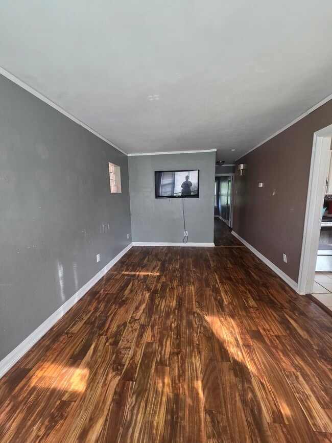 Spacious Living Room - 3510 Central Pl