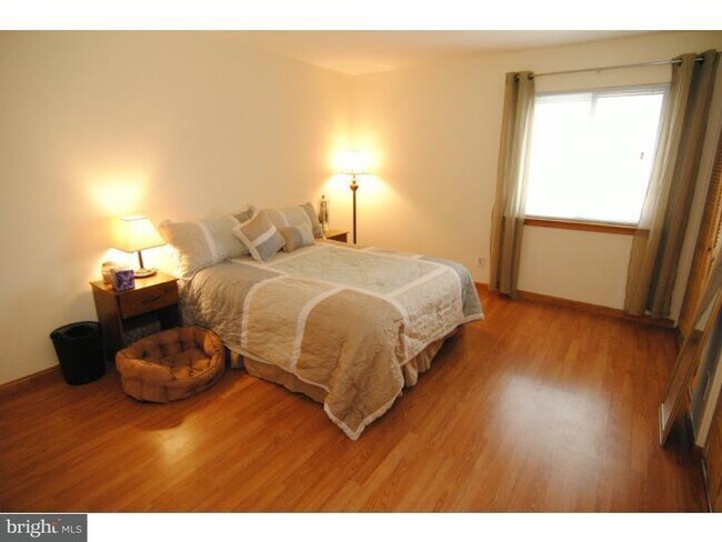 Foto del edificio - 606 Meadow Woods Ln