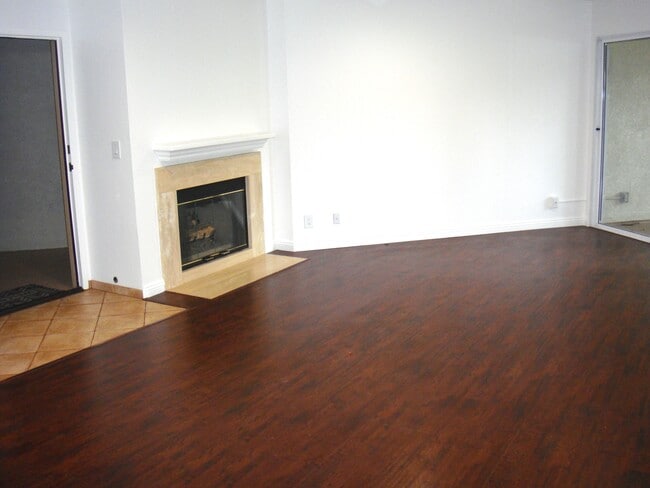 L/R Gas Fireplace - 5837 Oak Bend Ln