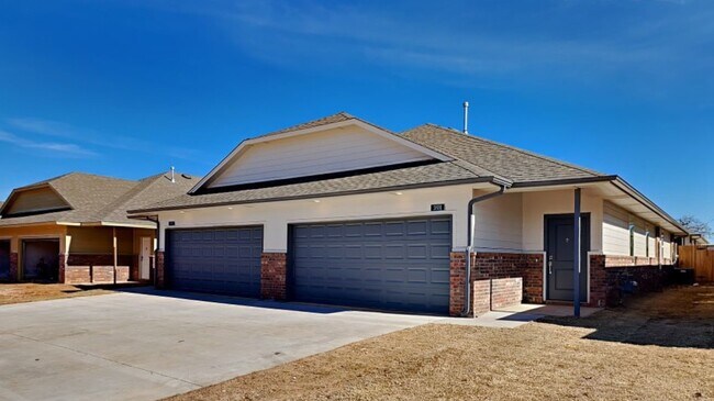 Foto del edificio - Luxury 3 Bedroom 2 Bathroom Townhome with a 2 Car Garage in Bethany, Ok (Park within walking dist...