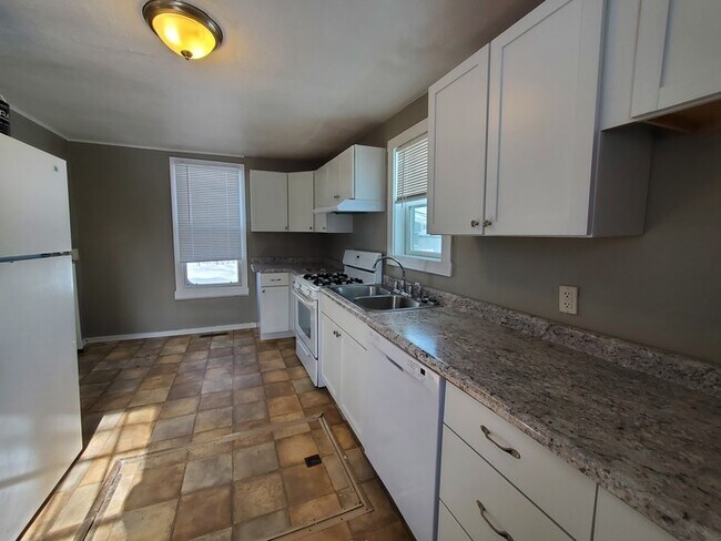 Building Photo - 3 Bed/1 Bath with washer and dryer hookups