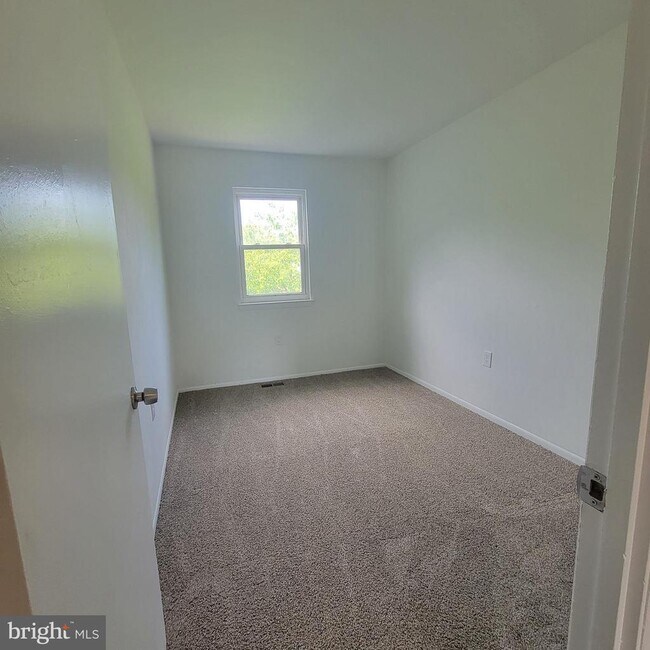 Foto del edificio - 8235 Tomlinson Ct