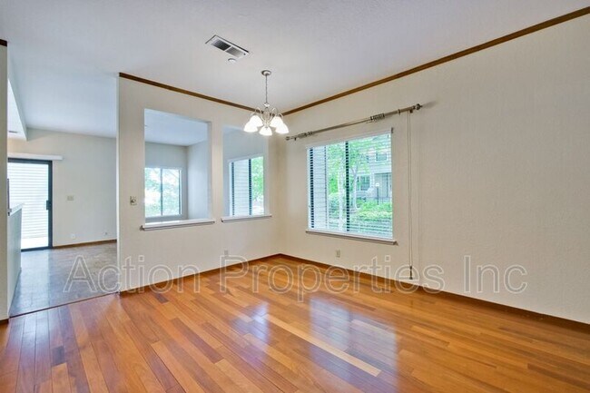 Building Photo - 947 La Mesa Terrace