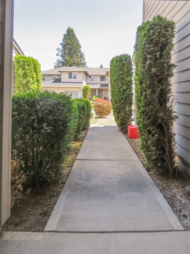 Building Photo - Updated Interior ! Spacious 2 Bedroom 2.5 Bath Town home close to Intel and Nike