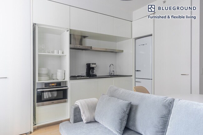 Building Photo - 70 W 45th St