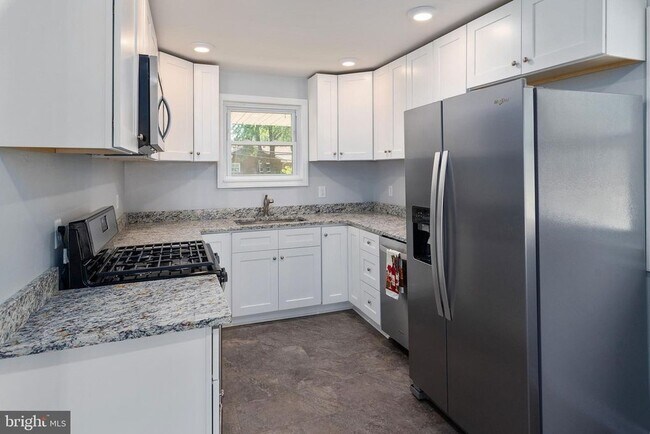 Building Photo - 236 MacKintosh Dr