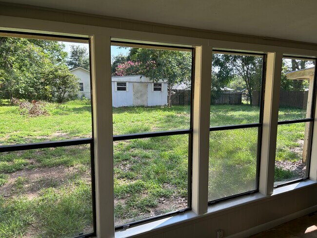 Amplio patio trasero con cobertizo de almacenamiento. - 109 Meadow Dr