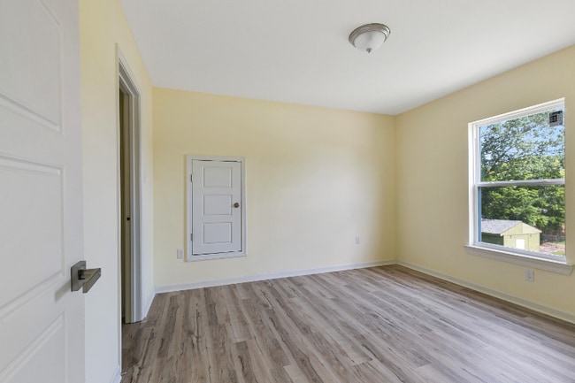 Building Photo - 4536 Laine Ave