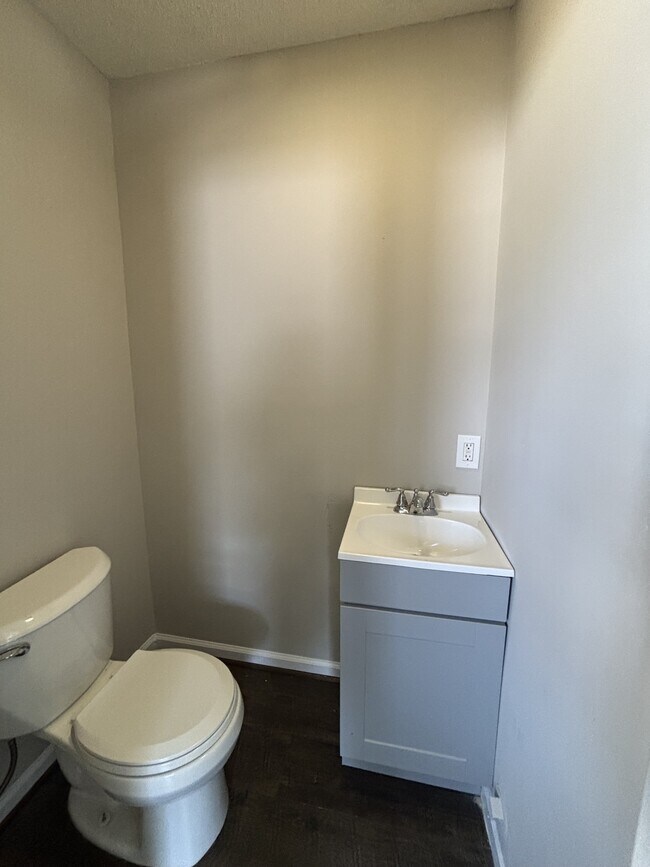 Building Photo - 3049 Highland Dr