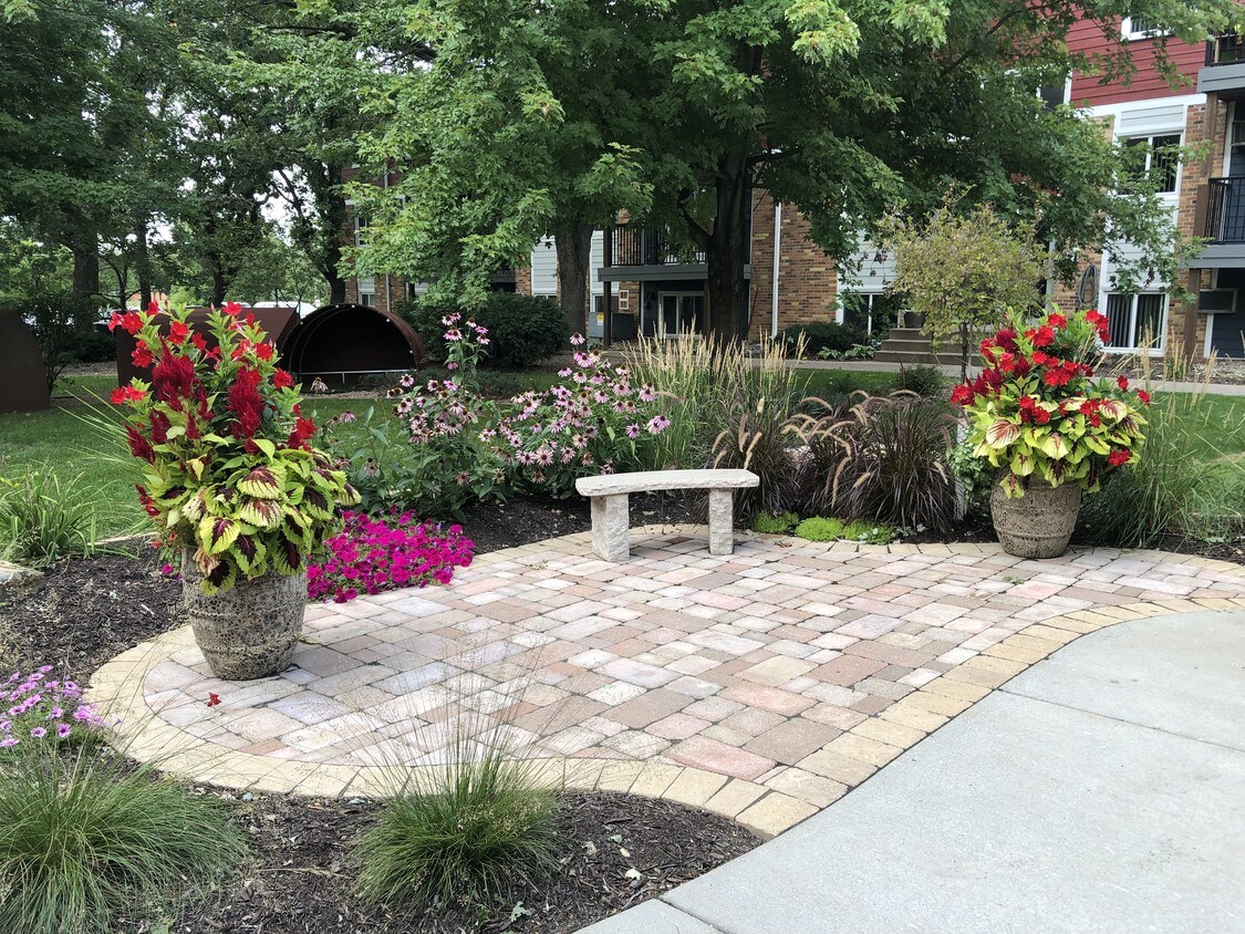 Royal Oaks Apartments Apartments in Blaine, MN