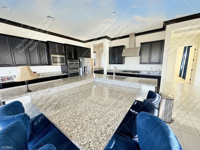 Foto del edificio - 5 br, 3.5 bath House - 9512 S S 13th Pl