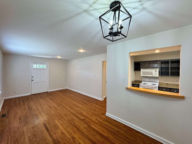 Building Photo - Charming 3 Bedroom Home in Raleigh!