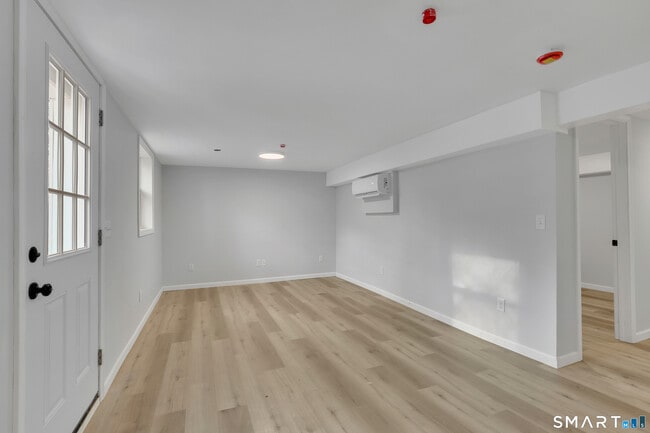 Building Photo - 194 Hartford Rd