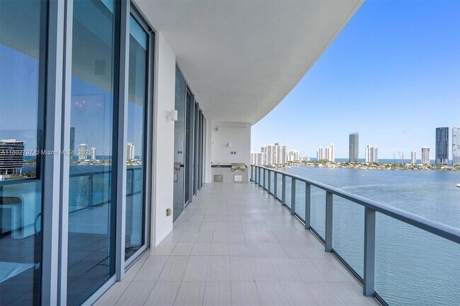 Foto del edificio - 3300 NE 188th St