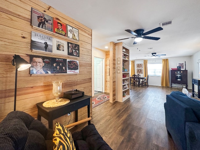 Building Photo - 402 Wallace Dean Rd