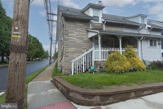 Building Photo - 957 W 6th St
