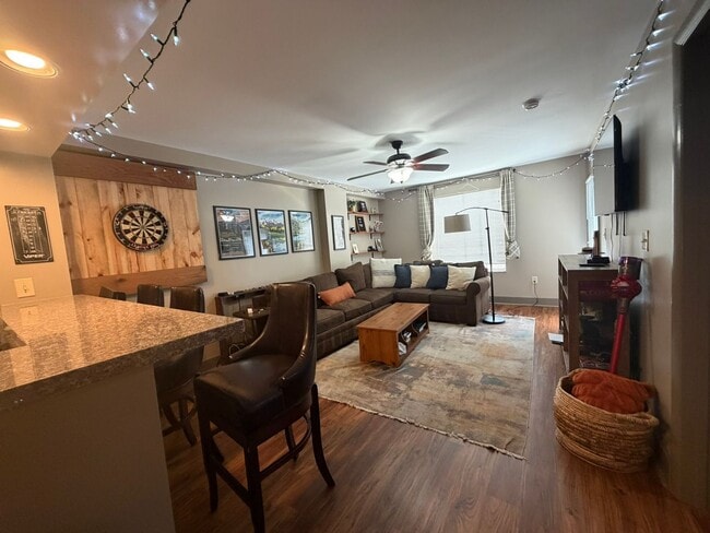 Available FALL 2026 @ $3600/Month! Beautiful 8th floor Lake Plaza unit ready for August 2026 Move... - Available FALL 2026 @ $3600/Month! Beautiful 8th floor Lake Plaza unit ready for August 2026 Move... Apartment