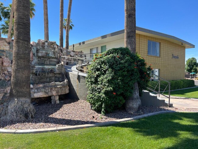 Foto del edificio - 6805 E 2nd St