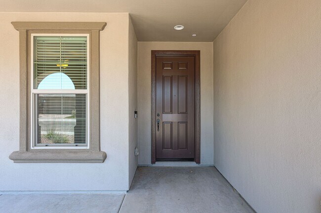 Building Photo - 4 Bedroom + Den in Foothills at Northpointe