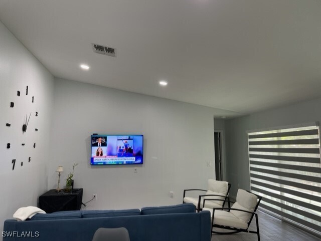 Foto del edificio - 6396 Royal Woods Dr