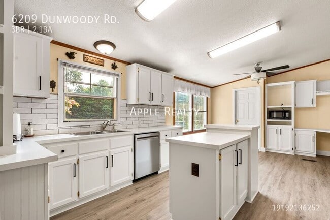 Building Photo - 6209 Dunwoody Rd