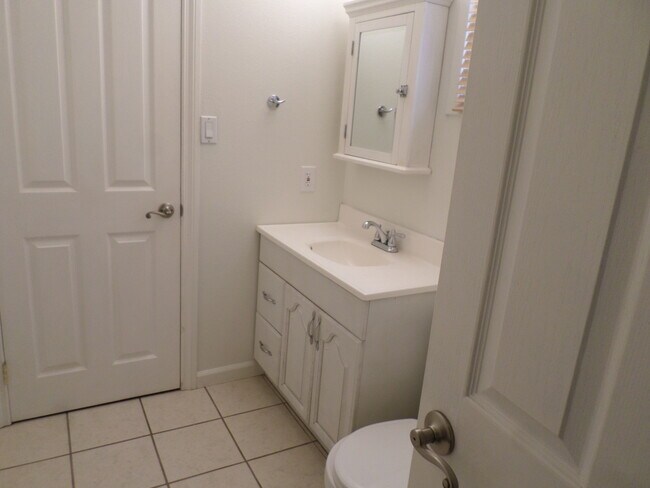 Foto del edificio - Classic & clean 3 bedroom 1.5 bath 1 story home