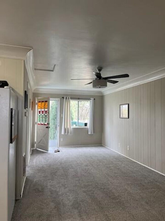 Building Photo - Beautiful Upper Level 1 Bed/1 Bath in Teme...