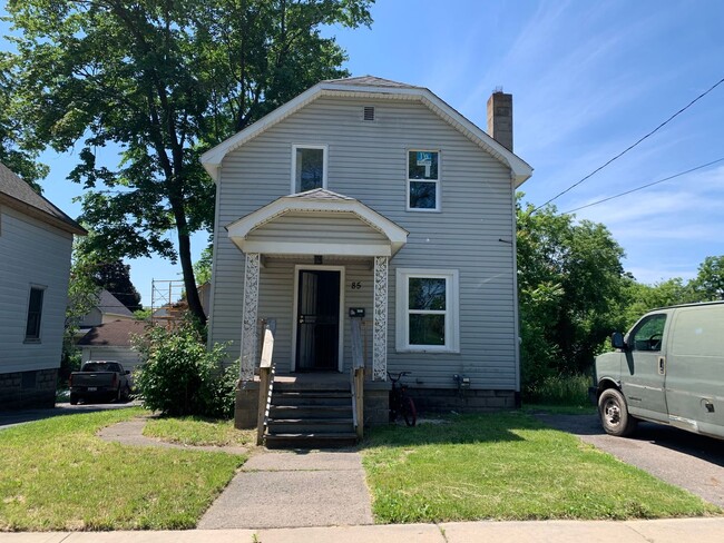 Building Photo - 3 Bedroom Home In Pontiac