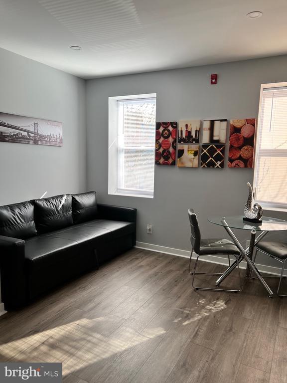 Foto del edificio - 4087 Lancaster Ave