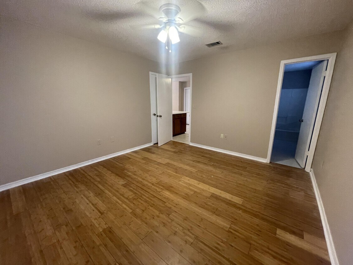 Primary Photo - 421 Juniper Dr