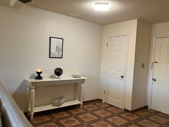 Foto del edificio - $2,000 - 2BR,  1.5BA, 1,147 SF Condominium...