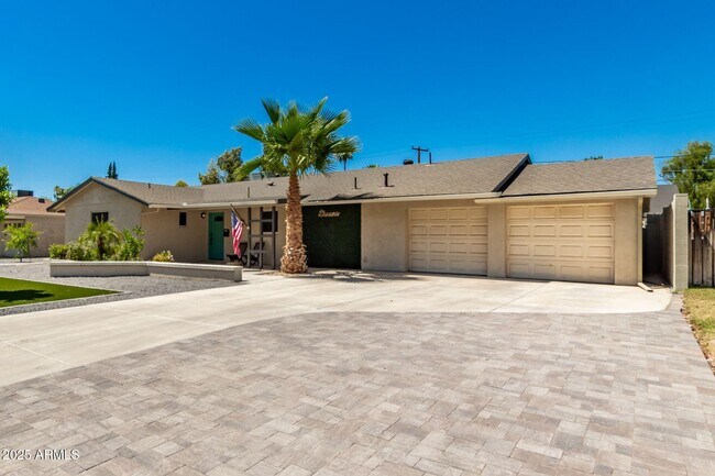 Building Photo - 4030 E Catalina Dr