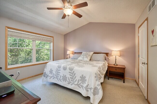 Foto del edificio - Spacious 4-Bedroom, 4 Bathroom Plymouth Townhouse with Cozy Fireplace - 2510 Sq Ft of Comfort!