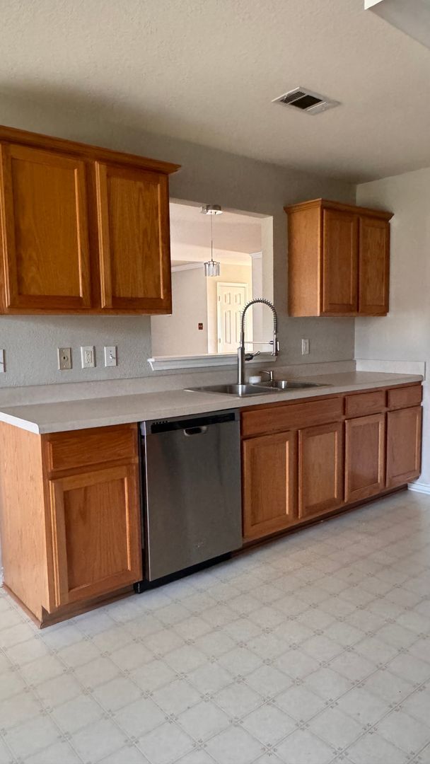 Building Photo - Move-In Special!  $$