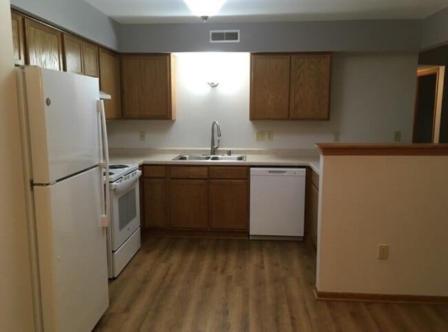 Big kitchen - 135 W Oak Leaf Dr