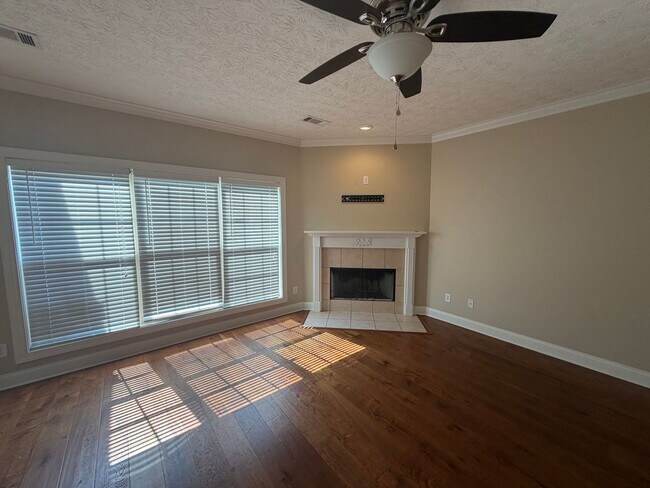 Building Photo - Cozy Condo in Gardens at Gatewood!