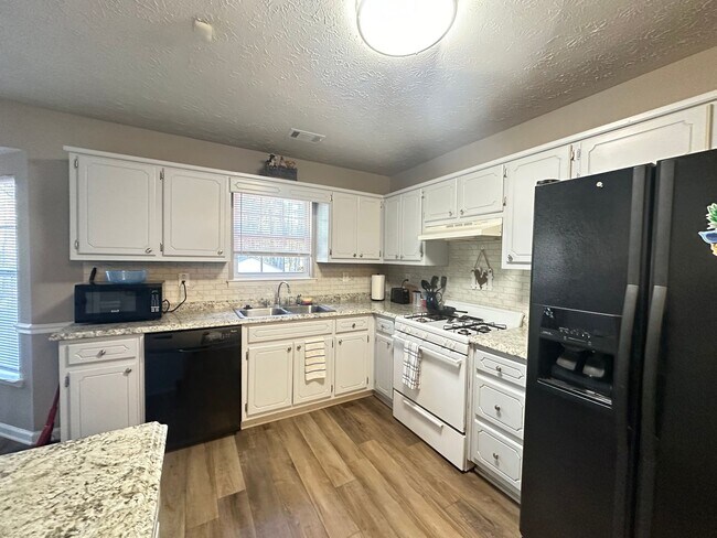 Foto del edificio - 3 Bedrooms 2 baths in McDonough