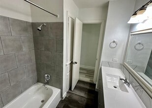 Building Photo - 530 Edgebrook Dr