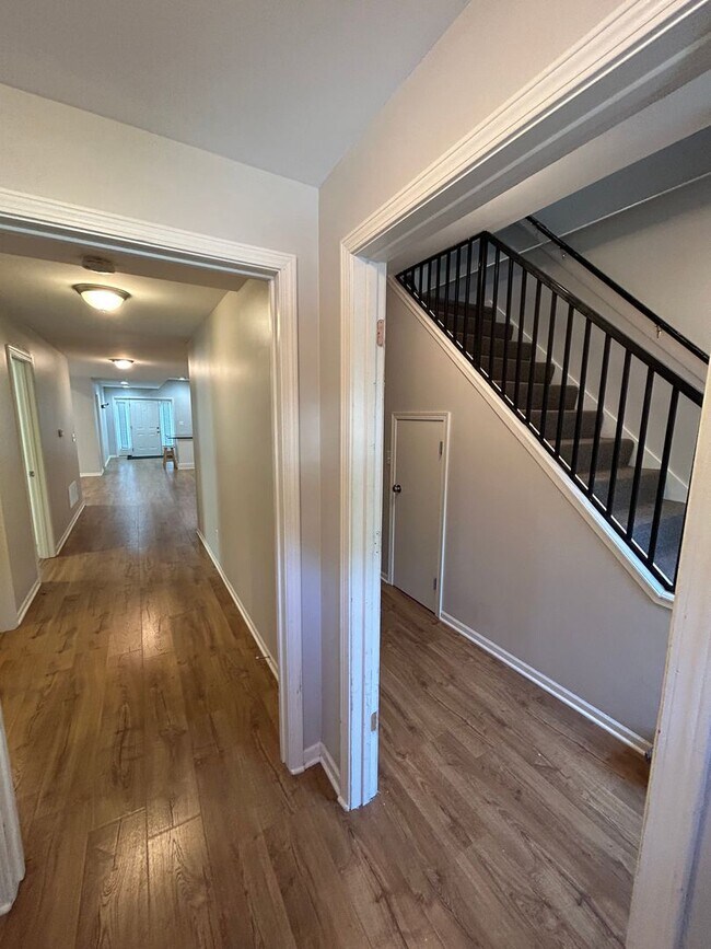 Building Photo - AVAILABLE NOW!!! 6 Bedroom 4.5 Bath with 2...