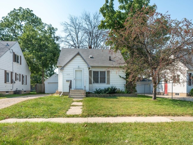 Building Photo - 1229 7th Ave SE