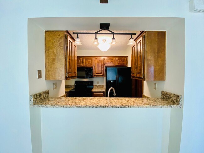 Foto del edificio - {12030 - F}  Updated Condo in Fantastic Location + Top Floor + Covered Parking Included + Private...
