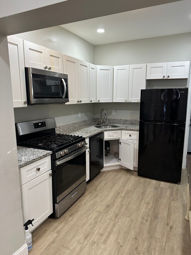 cocina y electrodomésticos nuevos - 6020 Kershaw St
