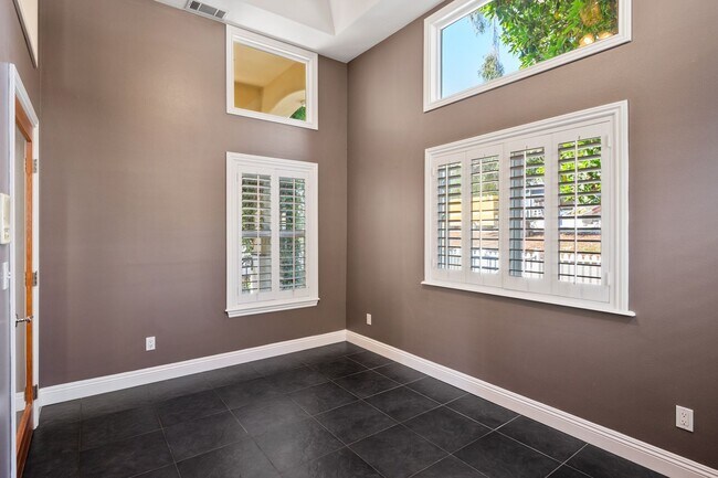 Foto del edificio - Spacious detached townhome available in So...