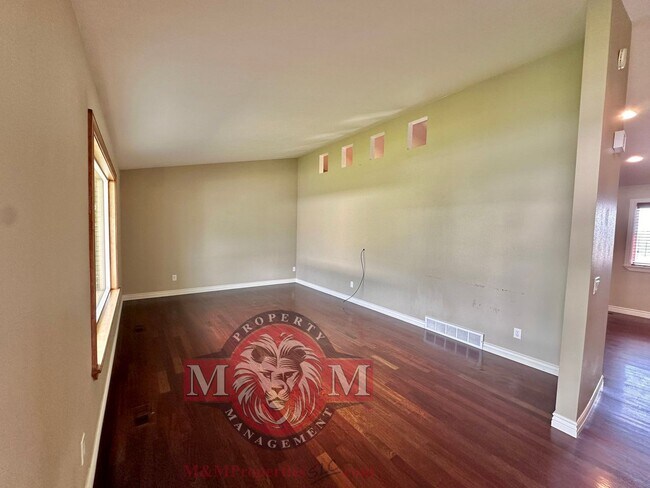 Building Photo - 4 Bed 3.5 Bath Beautiful Home In Sandy