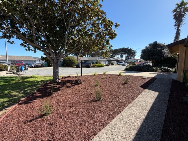 Building Photo - Lovely home in Marina available NOW!