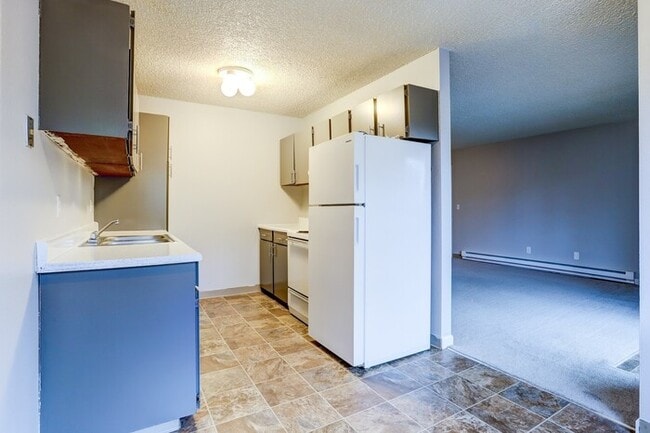 Building Photo - Spacious 2BR Upper Unit – $1495 includes W...