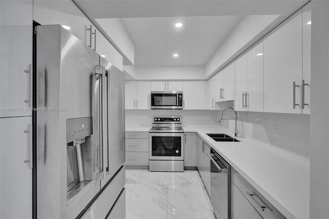Building Photo - 400 Kings Point Dr
