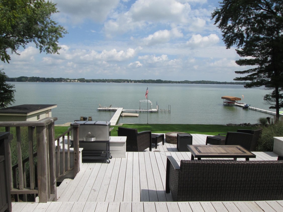 Primary Photo - Oconomowoc - Lake Front 3 Bedroom House