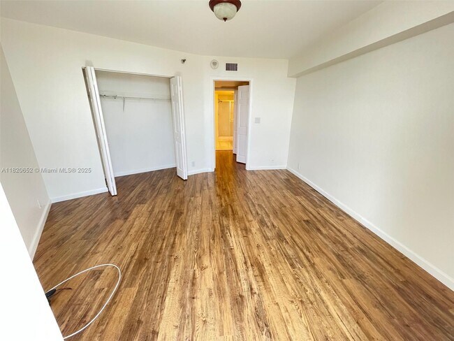 Foto del edificio - 3530 Mystic Pointe Dr